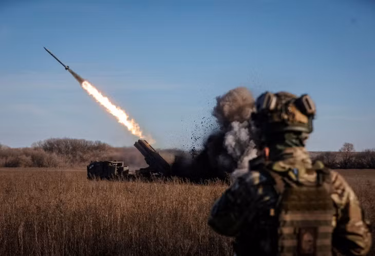 Binh sĩ Ukraine khai hỏa hệ thống tên lửa phóng loạt Bureviy tại một khu vực ở vùng Donetsk ngày 29/11. Ảnh: Reuters