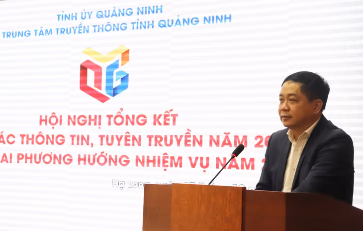 Đồng chí Mai Vũ Tuấn, Tổng Biên tập, Giám đốc Trung tâm Truyền thông tỉnh phát biểu tại hội nghị.