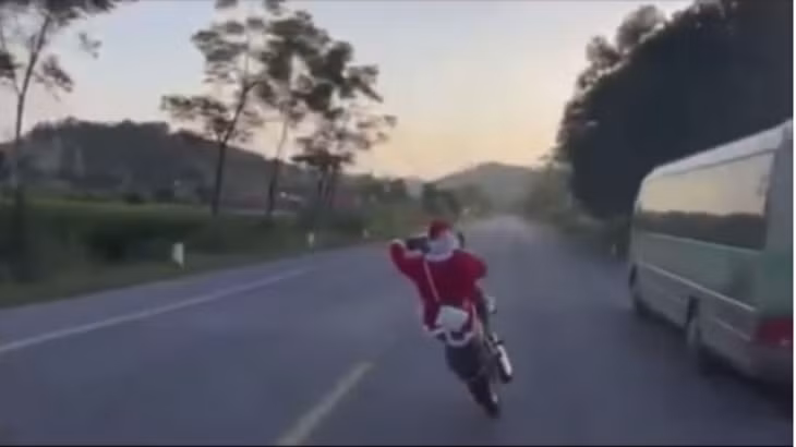 Hình ảnh Tùng mặc đồ "ông già Noel" bốc đầu gây nguy hiểm trên cao tốc (Ảnh cắt từ clip).