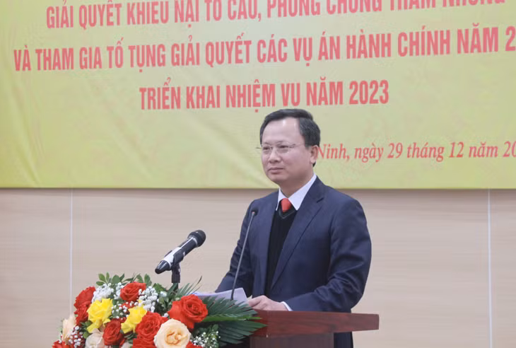  Đồng chí Cao Tường Huy, Quyền Chủ tịch UBND tỉnh, kết luận hội nghị.