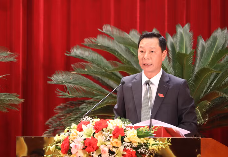Đồng chí Lê Văn Ánh, Phó Chủ tịch HĐND tỉnh trình bày Tờ trình về Kế hoạch tổ chức các kỳ họp thường lệ của HĐND tỉnh năm 2023