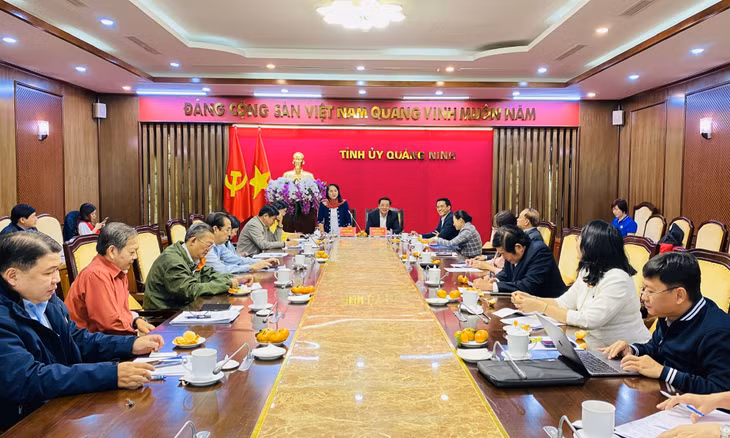 Đồng chí Trần Kim Yến, Chủ tịch Ủy ban MTTQ TP Hồ Chí Minh, bày tỏ ấn tượng trước những thành tựu nổi bật về các mặt kinh tế, văn hoá, xã hội của Quảng Ninh.