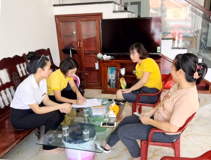 Cán bộ BHXH TP Móng Cái phối hợp với các cơ quan, đơn vị, địa phương tổ chức tuyên truyền cho Nhân dân về chính sách BHXH tự nguyện.
