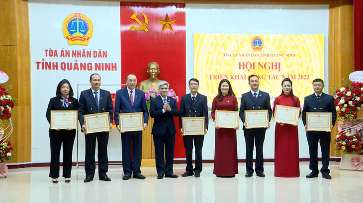 Tòa án Nhân dân tối cao, UBND tỉnh tặng cờ thi đua, bằng khen cho các tập thể cá nhân Tòa án nhân dân 2 cấp tỉnh Quảng Ninh có thành tích xuất sắc.
