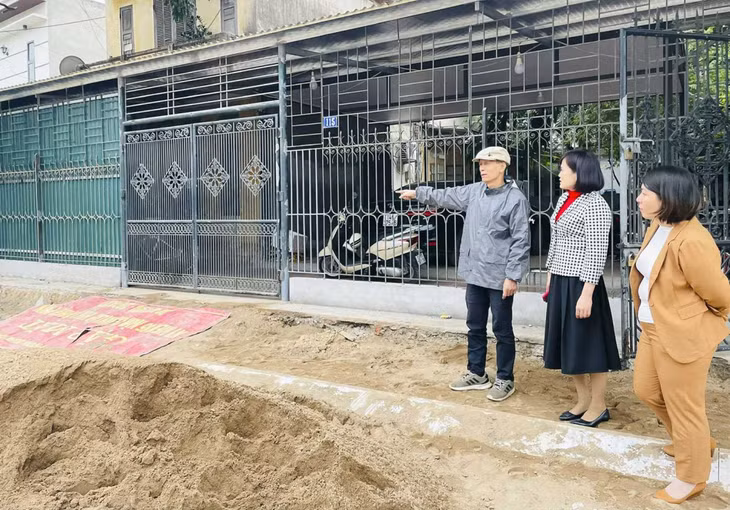 Người dân hiến đất chỉnh trang tuyến đường Trần Phú. Ảnh: Kim Thủy (Trung tâm TT-VH Uông Bí).