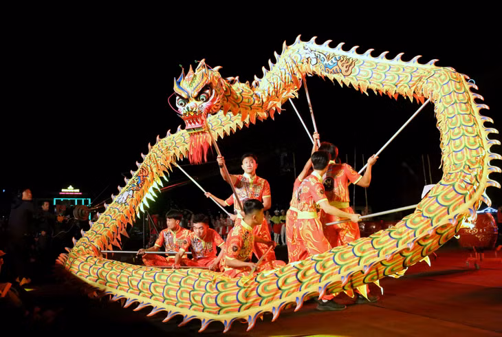 Tiết mục múa rồng với ý nghĩa đưa khán giả ngược về dòng truyền thuyết từ buổi đầu sơ khai khi đàn rồng hạ giới xuống vùng đất Hạ Long.
