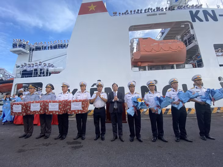 Lãnh đạo tỉnh Khánh Hoà và Bộ Tư lệnh Vùng 4 tặng quà đoàn công tác.