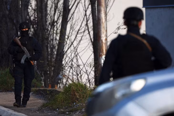 Cảnh sát Kosovo tuần tra ở phía Bắc thị trấn Mitrovica, Kosovo ngày 28/12. Ảnh: Reuters