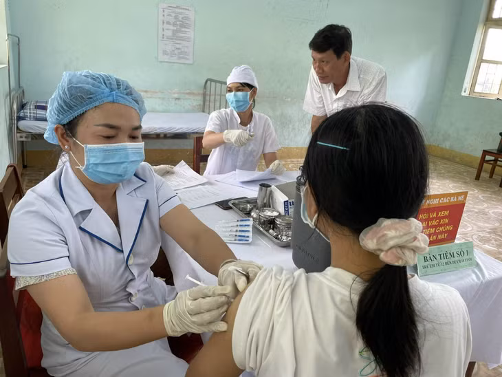 Các địa phương cần tiếp tục đẩy nhanh tiêm vaccine COVID-19, nhất là mũi 3, mũi 4 cho người từ 12 tuổi trở lên; tiêm đủ 2 mũi cho trẻ em từ 5 - dưới 12 tuổi theo mục tiêu của Chính phủ, Thủ tướng Chính phủ đã đề ra, bảo đảm an toàn, khoa học, hiệu quả.