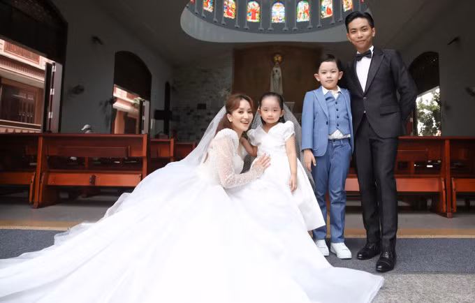 Khánh Thi, Phan Hiển cùng hai con chụp ảnh cưới. Ảnh: Kiều Anh Kiệt