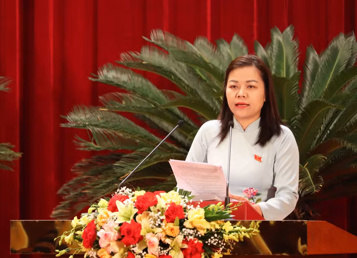 Đồng chí Vũ Thị Diệu Linh, Trưởng Ban Văn hóa - Xã hội HĐND tỉnh trình bày báo cáo thẩm tra dự thảo Nghị quyết về việc giao chỉ tiêu thực hiện BHYT giai đoạn 2022-2025.