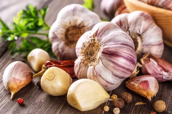 Tỏi là loại gia vị quen thuộc, có thể cho vào nhiều món ăn. Ảnh: Taste