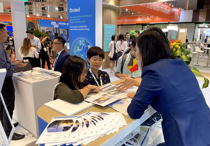 Nhân viên Tổ hợp KCN Deep C hỗ trợ nhà đầu tư tìm hiểu cơ hội đầu tư vào Quảng Ninh tại TP Hồ Chí Minh. Ảnh: Mạnh Trường