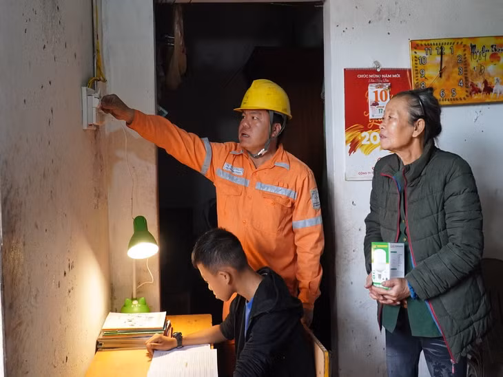 Lắp hệ thống chiếu sáng cho gia đình bà Đào Thị Tiện, xã Thanh Sơn, Ba Chẽ.