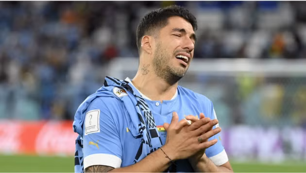 Những giọt nước mắt của Suarez ở vòng bảng. Ảnh: Reuters.