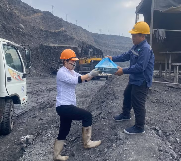 Các suất ăn do Công ty CP Du lịch thương mại cung cấp được vận chuyển đến tận khai trường sản xuất...