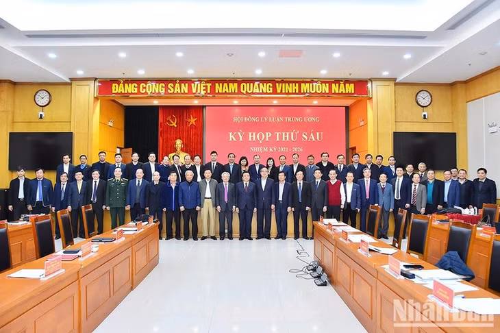 Các đại biểu, nhà khoa học, thành viên Hội đồng chụp ảnh lưu niệm. (Ảnh: THỦY NGUYÊN)