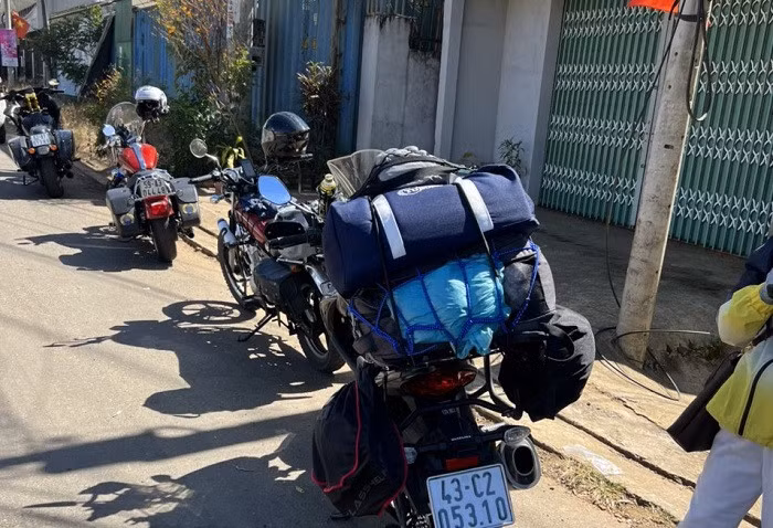 Xe môtô vi phạm về tốc độ bị lực lượng chức năng lập biên bản xử lý.