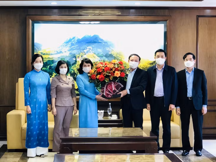 Đồng chí Nguyễn Xuân Ký, Ủy viên Trung ương Đảng, Bí thư Tỉnh ủy, Chủ tịch HĐND tỉnh, tặng hoa chúc mừng đoàn đại biểu phụ nữ Quảng Ninh dự Đại hội đại biểu phụ nữ toàn quốc lần thứ XIII, nhiệm kỳ 2022-2027.
