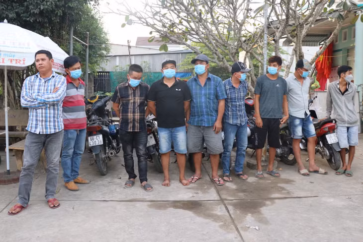 Nhóm người tham gia đánh bạc bị bắt quả tang.