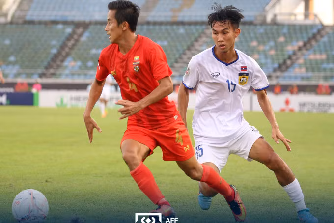 Lào (áo trắng) bất ngờ cầm chân chủ nhà Myanmar 2-2 trên sân Thuwunna chiều 30/12.