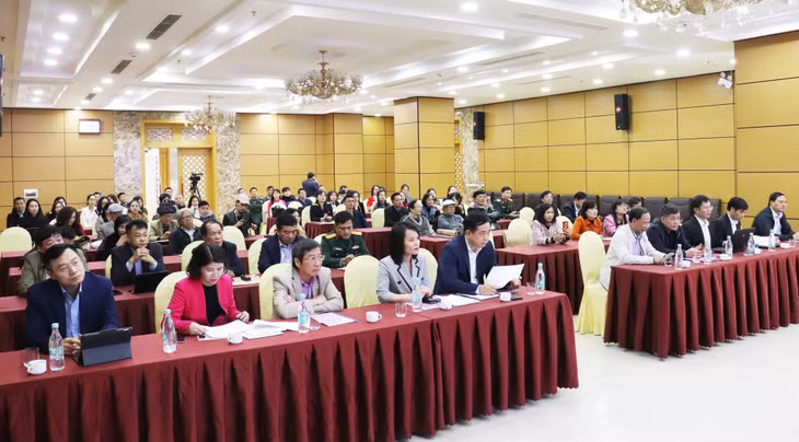 Các đại biểu cùng các cộng tác viên tham dự tại hội nghị.