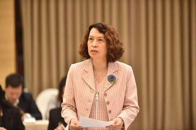 Thứ trưởng Bộ Y tế Nguyễn Thị Liên Hương làm rõ những vấn đề liên quan đến lao động ngành Y tế và an toàn vệ sinh thực phẩm trong trường học - Ảnh: VGP/Quang Thương