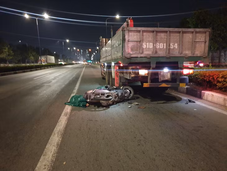 Hiện trường vụ xe máy tông đuôi xe tải cẩu ở làn đường sát dải phân cách. Ảnh: Dương Bình