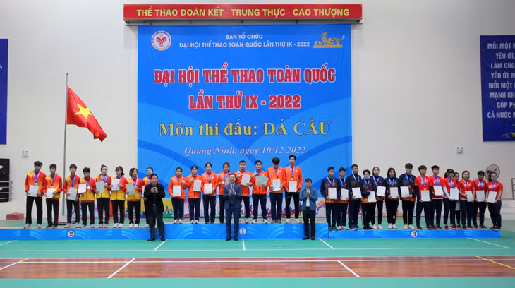 Ban Tổ chức trao huy chương cho các vận động viên xuất sắc của giải đấu.