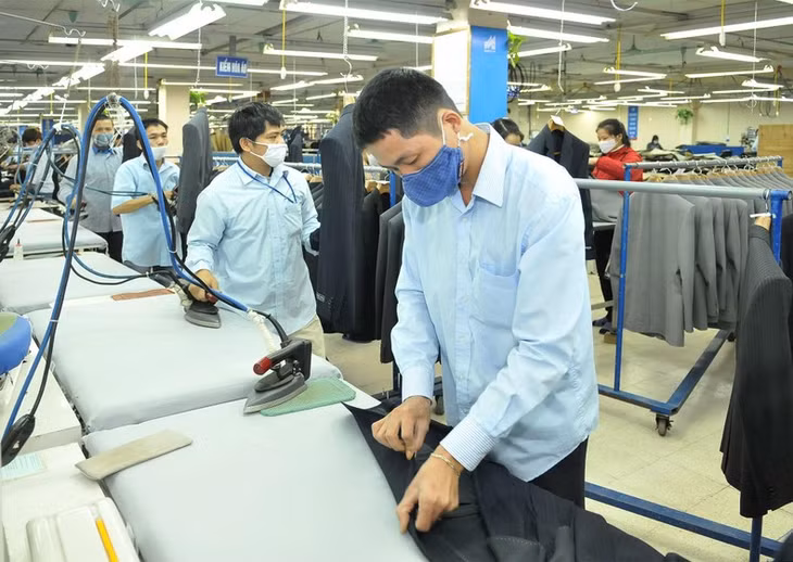 Xưởng may áo xuất khẩu tại Tổng công ty May 10. (Ảnh: THANH TRÚC)