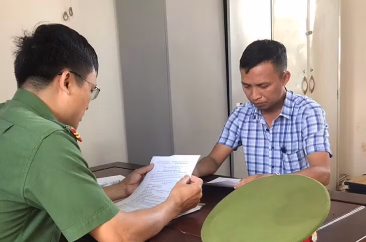 Công an tỉnh Đắk Nông làm việc với 1 đối tượng trong vụ án.