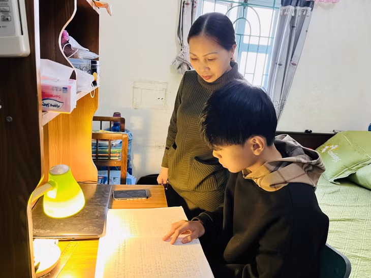Chồng đi công tác xa, chị Luyện Thị Thu Huyền thay chồng gánh vác mọi công việc trong gia đình, nuôi dạy các con khôn lớn.