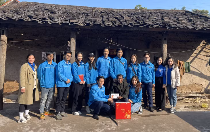 ĐVTN Agribank chi nhánh tỉnh Quảng Ninh trao tặng quà Tết cho hộ ông Tô Đức Quý, xã Hà Lâu, huyện Tiên Yên.