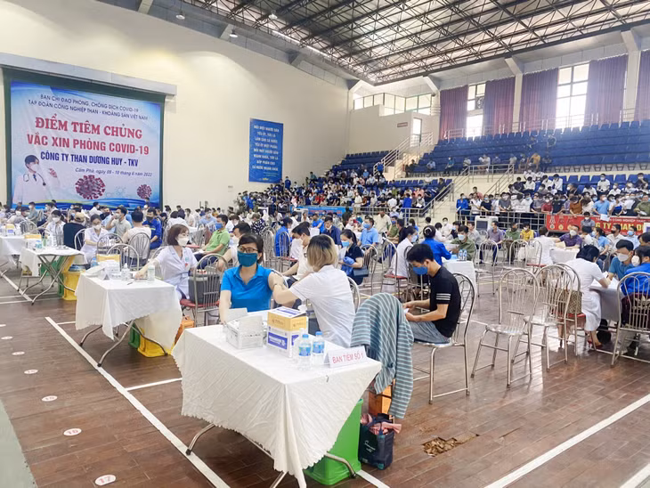 Quảng Ninh là một trong những địa phương trong nước sớm triển khai tiêm các mũi vắc-xin phòng Covid-19 cho người dân.
