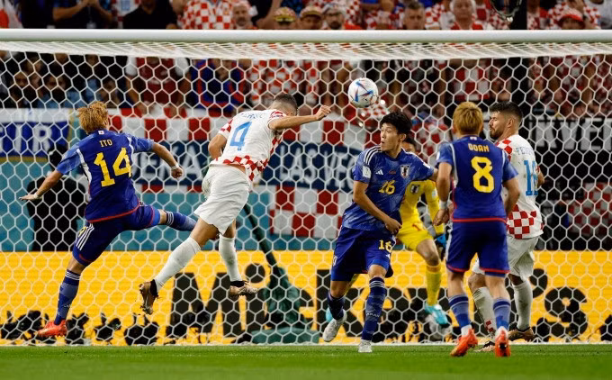 Cú đánh đầu gỡ hòa của Ivan Perisic. Ảnh: Reuters.