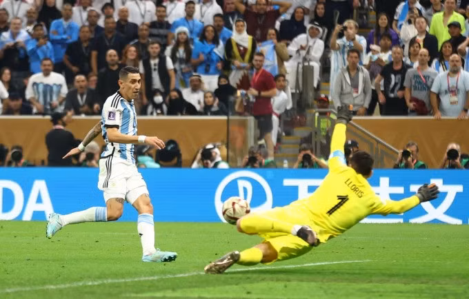 Di Maria (trái) ghi bàn nâng tỷ số lên 2-0 nhờ cú sút đập đất. Ảnh: Reuters.