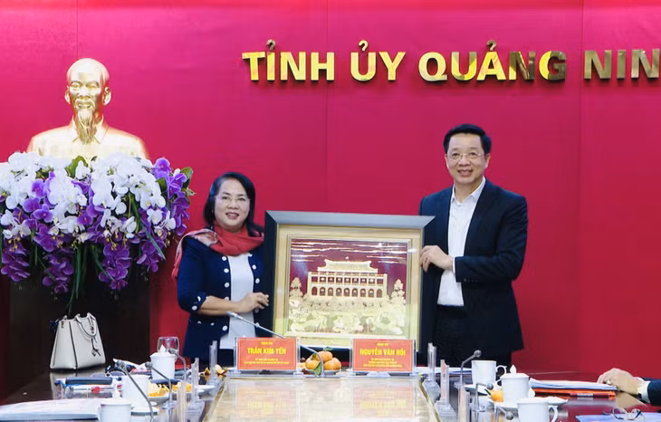 Thay mặt Đoàn công tác, đồng chí Trần Kim Yến, Chủ tịch Ủy ban MTTQ TP Hồ Chí Minh, tặng quà lưu niệm cho Ban Chỉ đạo Thực hiện QCDC ở cơ sở tỉnh.