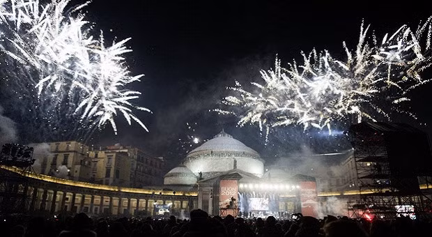 Naples, Italy: Thành phố lớn thứ 3 của Italy có truyền thống ném đồ gia dụng ra ngoài cửa sổ vào dịp đón năm mới như nồi, chảo và gối. Bạn cũng không nên bỏ lỡ màn trình diễn pháo hoa ngoạn mục trên toàn thành phố, với tầm nhìn đẹp nhất từ trên những ngọn đồi cao. Ảnh: newyearseveblog.