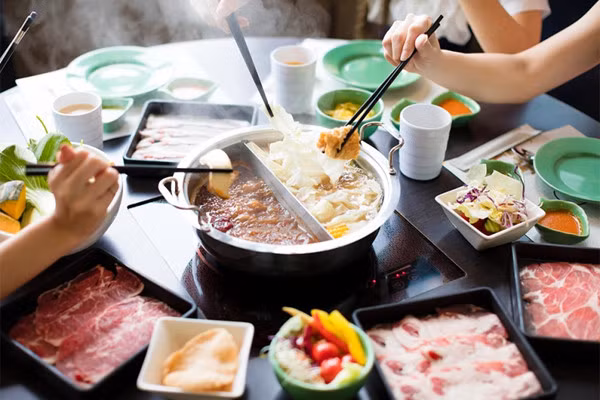 Bữa ăn quá nhiều chất gây áp lực cho đường tiêu hóa. Ảnh: Themanual