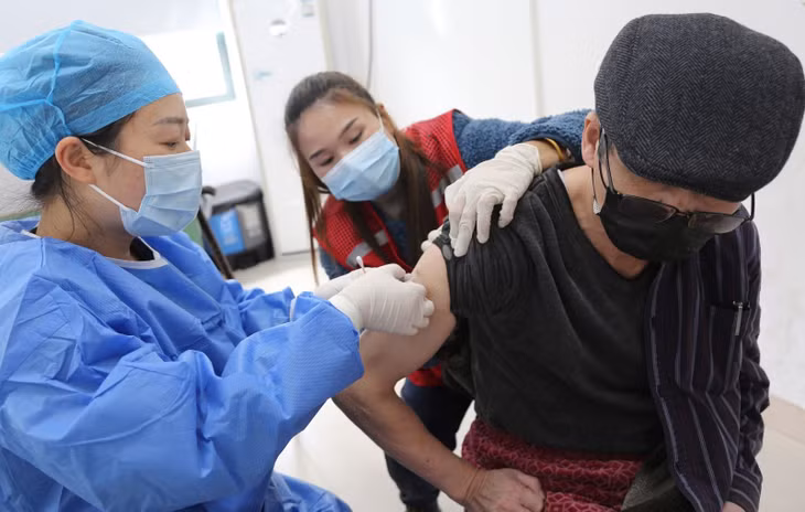 Nhân viên y tế tiêm vaccine phòng COVID-19 cho người dân tại tỉnh Chiết Giang, Trung Quốc, ngày 7/12/2022. Ảnh: AFP/ TTXVN