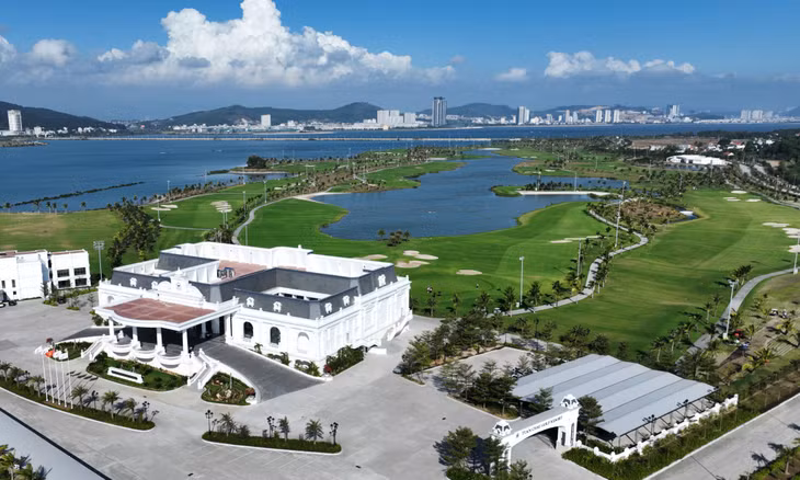 Sân golf Tuần Châu - một trong những sản phẩm du lịch mới của Quảng Ninh.