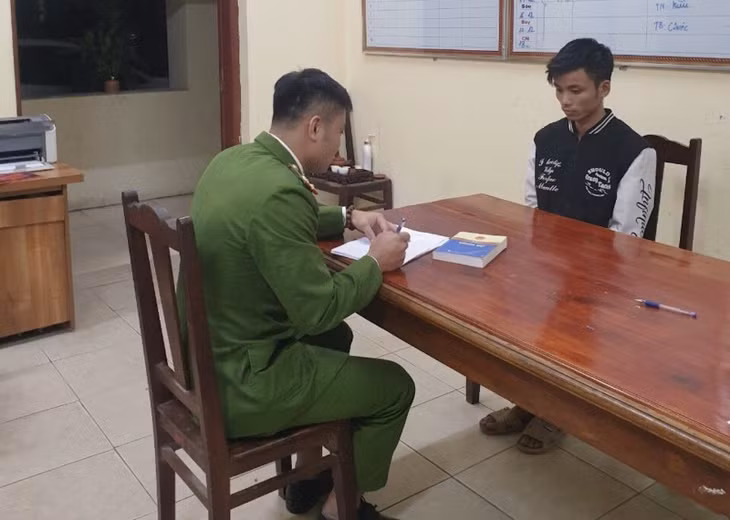 Cán bộ điều tra Công an huyện Yên Lập lấy lời khai đối tượng Nguyễn Văn Hưng.