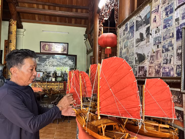 Ông Lê Đức Chắn làm rất nhiều mô hình thuyền ba vách, buồm cánh dơi.