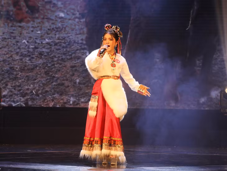 Thí sinh Vũ Thu An (Quảng Ninh) thể hiện ca khúc tiếng Trung "Thiên lộ".