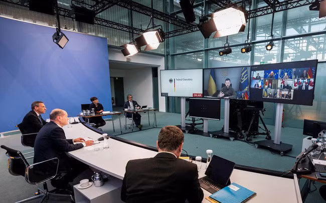 Tổng thống Ukraine Volodymyr Zelensky xuất hiện trên màn hình trong lúc Thủ tướng Đức Olaf Scholz tham dự cuộc họp trực tuyến cùng các nhà lãnh đạo G7, ngày 11/10/2022. (Ảnh: BPA/Reuters)