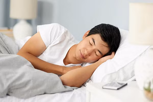 Tư thế ngủ nghiêng đem lại nhiều lợi ích cho sức khỏe. Ảnh minh họa: Active