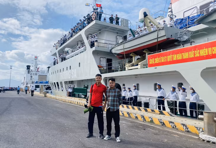 Kíp phóng viên của Trung tâm Truyền thông tỉnh Quảng Ninh tham gia đoàn công tác.