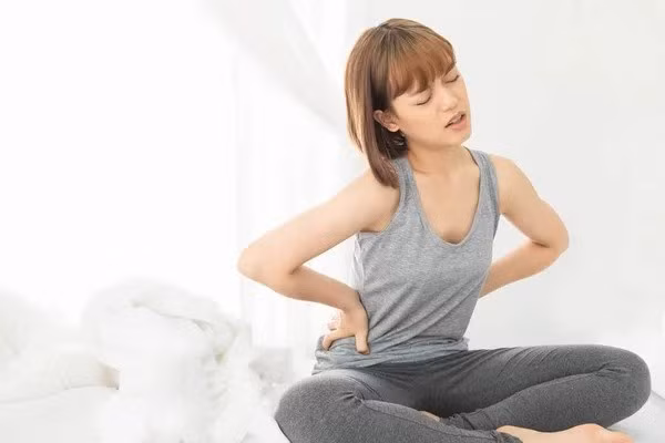 Đau lưng có thể là dấu hiệu của thoái hóa cột sống. Ảnh: sasun_bughdaryan.
