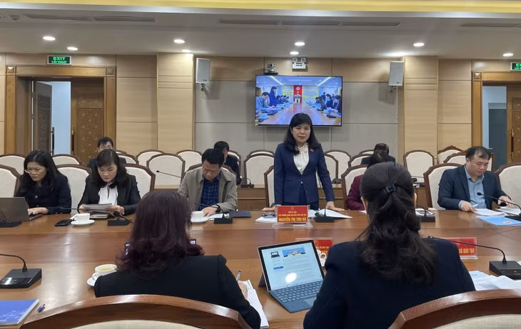 Đồng chí Nguyễn Thị Thu Hà, Phó Trưởng Đoàn ĐBQH tỉnh, phát biểu tại buổi làm việc.