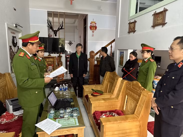 Cơ quan Cảnh sát điều tra Công an tỉnh tống đạt quyết định khởi tố bị can đối với Nguyễn Thị Thanh Thảo về tội “Trốn thuế”.